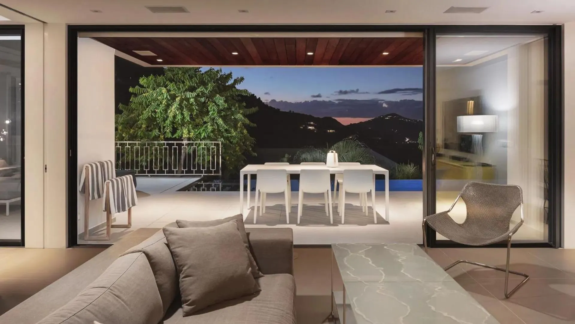 Bright Home With Private Heated Pool 구스타비아 0*,